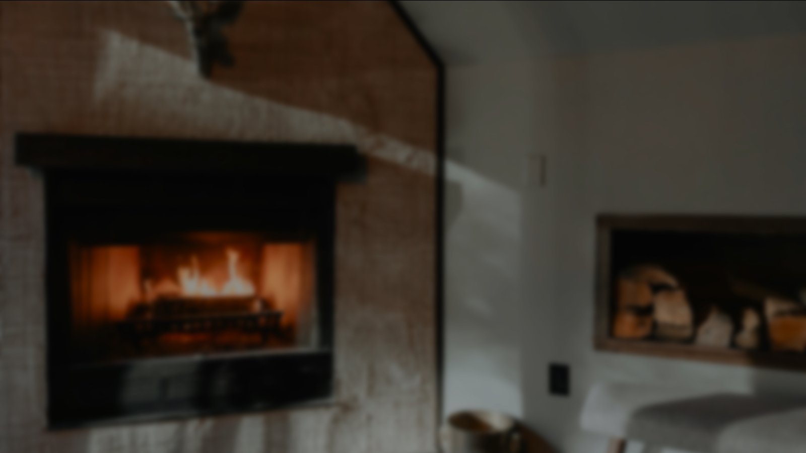 Kamin mit gemütlichem Feuer im Wohnzimmer